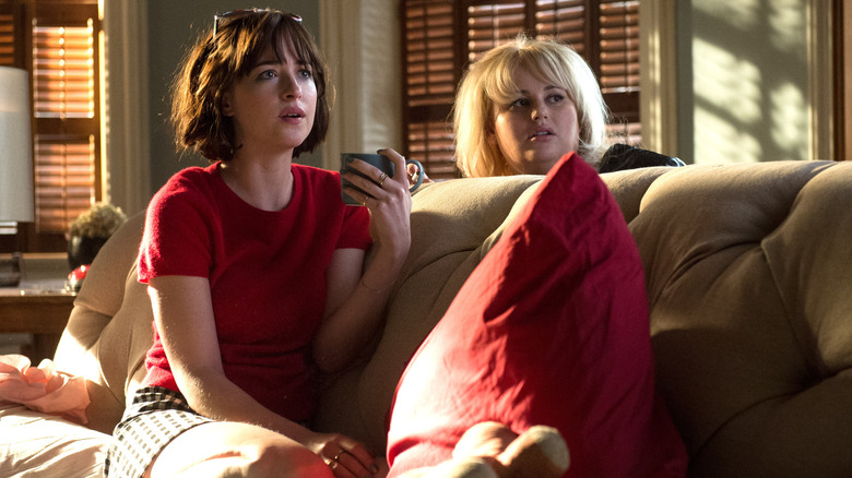 Dakota Johnson Rebel Wilson couch