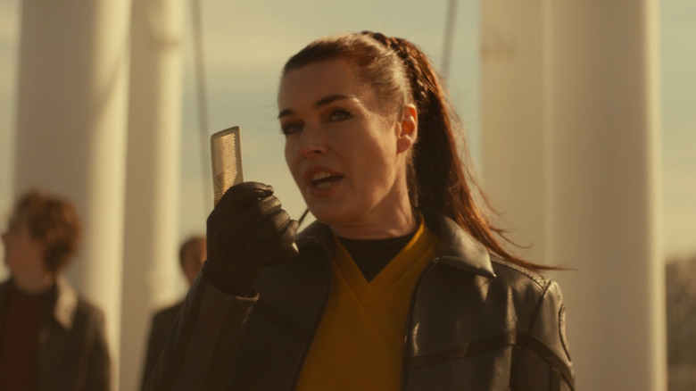 Rebecca Romijn uses a communicator