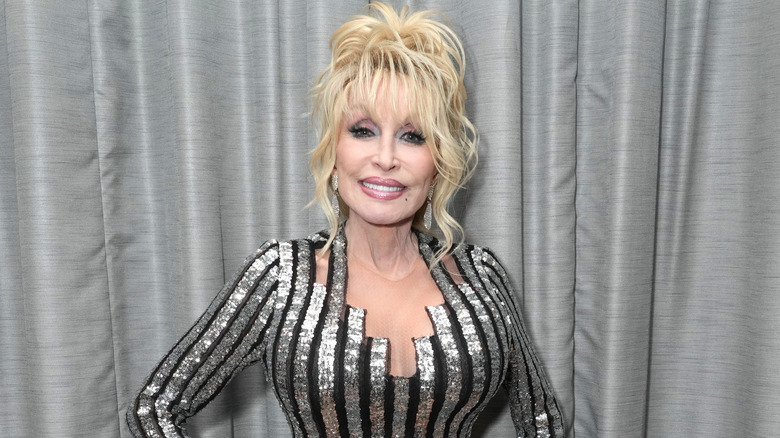 Dolly Parton posing at event