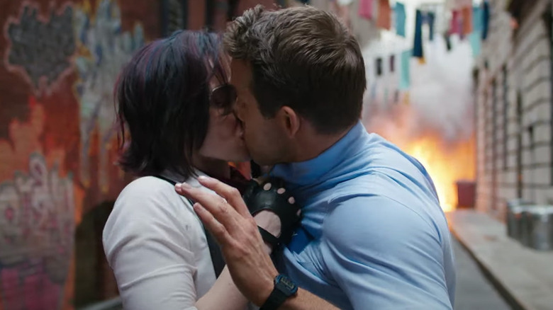 Ryan Reynolds and Jodie Comer kiss in Free Guy