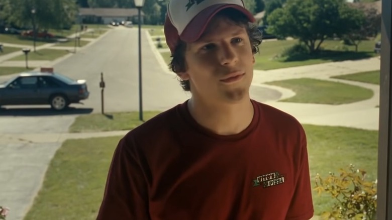 Jesse Eisenberg delivering a pizza