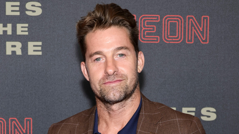 Scott Speedman smirks on red carpet