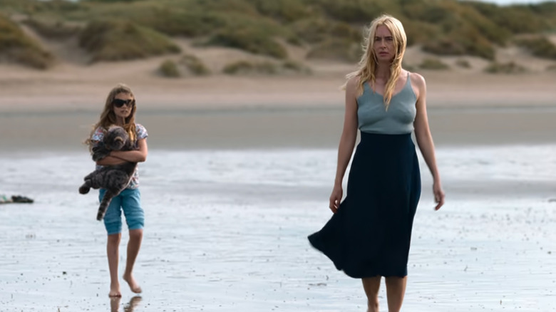 Jasmin and Hanna walk on the beach