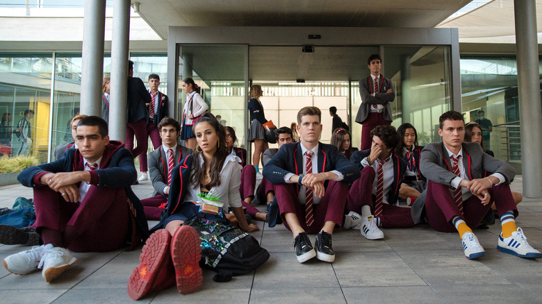 Omar, Guzman, Rebe, Ander sitting on ground outside