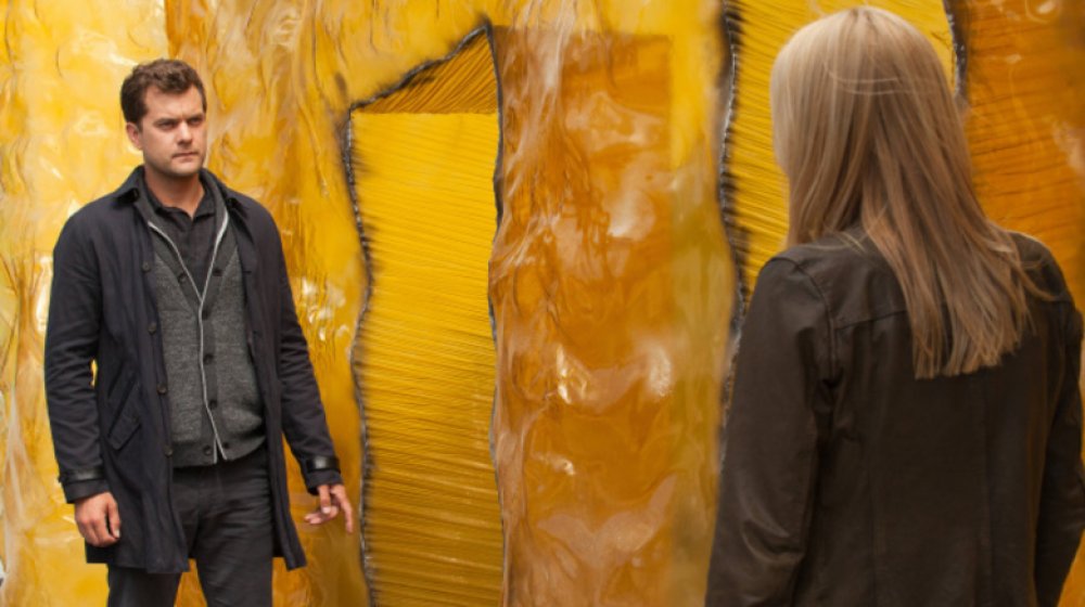 Joshua Jackson as Peter Bishop surrounded by walls of amber in Fringe