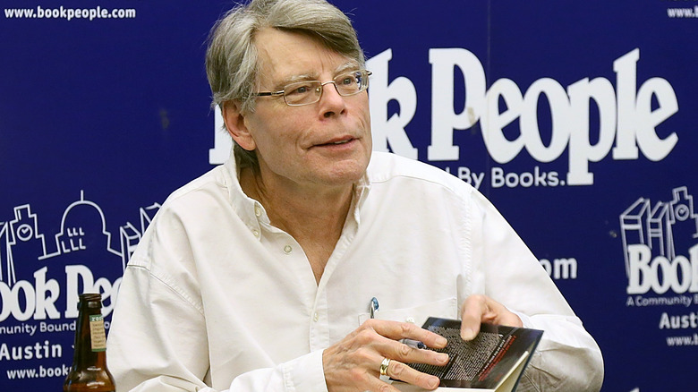 Stephen King signs a book