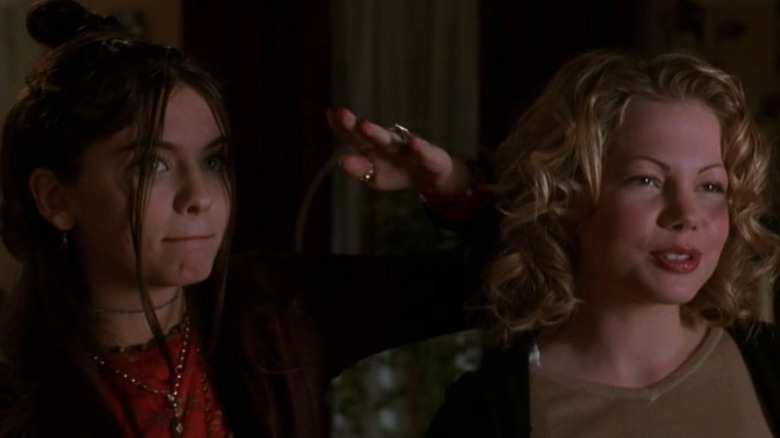 Sarah saluting and Molly smirking in Halloween H20