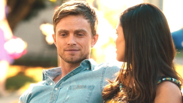 Wade and Zoe sit outside in Hart of Dixie