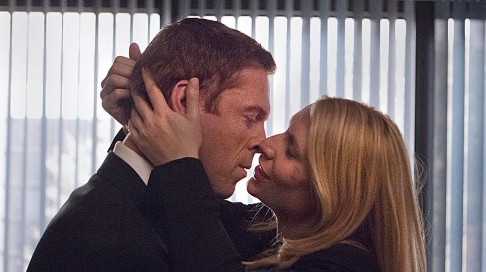 Claire Danes as Carrie Mathison kissing Damian Lewis as Nicholas Brody on Homeland