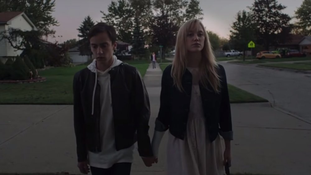 Keir Gilchrist and Maika Monroe in It Follows