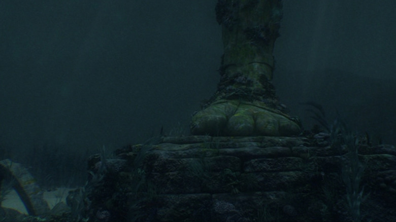 The four-toed statue underwater