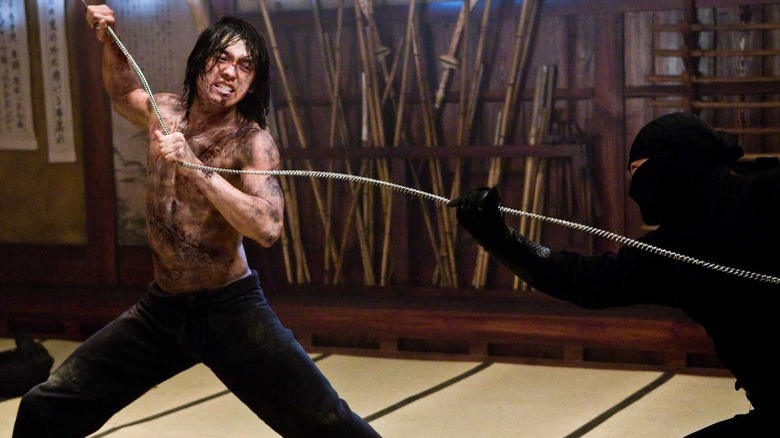 Raizo fighting ninja with chain