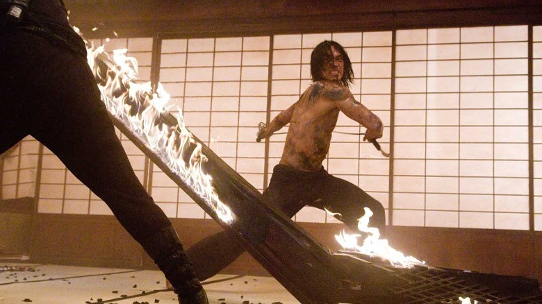 Raizo fighting inside burning building