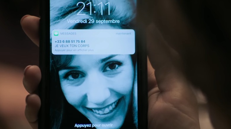 A message pops up on Thomas' phone