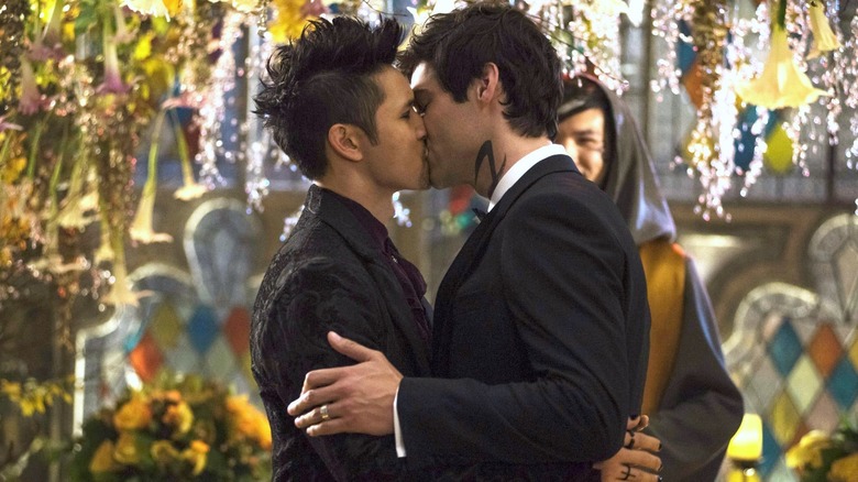 Magnus and Alec kissing at wedding