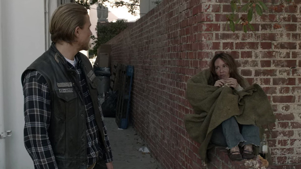 Charlie Hunnam and Olivia Burnette in alley