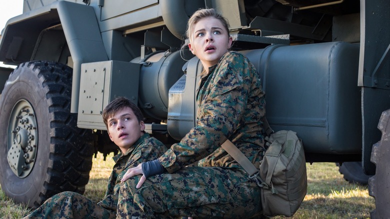 Nick Robinson and Chloe Grace Moretz in The 5th Wave