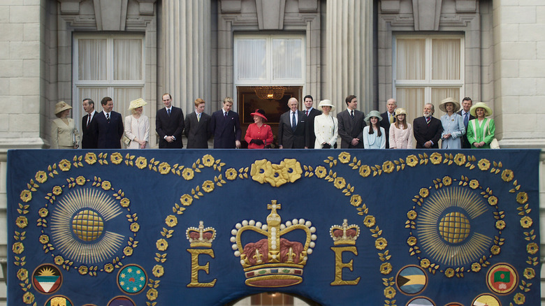 The Royal Family gathers on the balcony