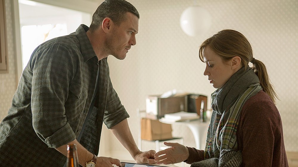 Luke Evans and Emily Blunt in The Girl on the Train