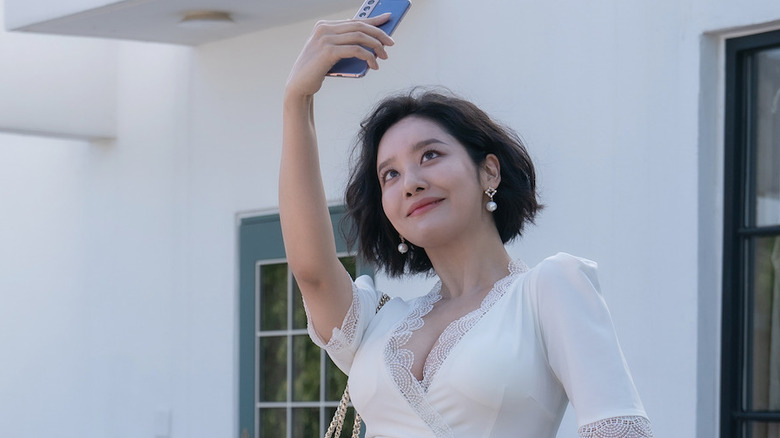 Hye-jeong takes a selfie