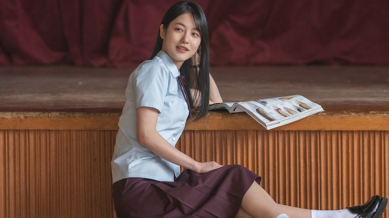 A young Yeon-jin smiles on