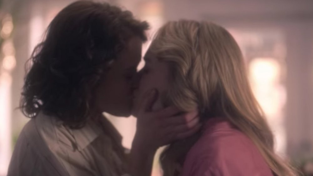 Jamie and Dani kiss in The Haunting of Bly Manor