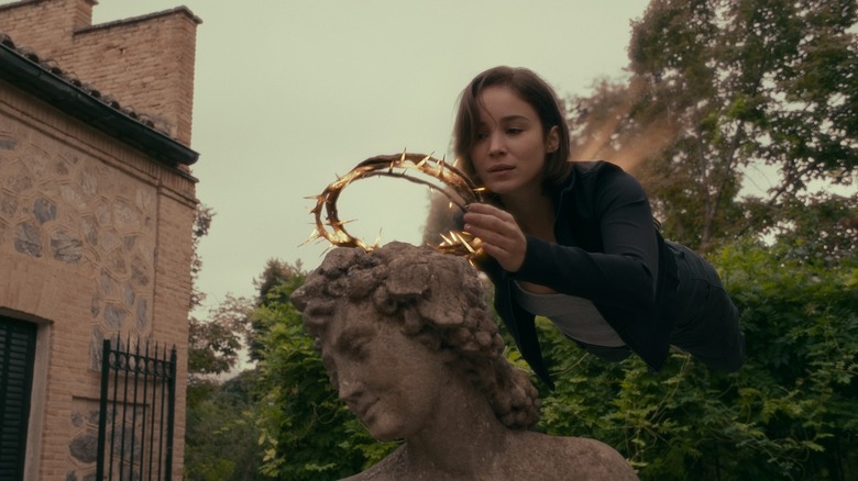 Ava Silva putting crown on statue