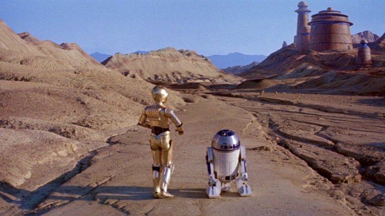 R2-D2 and C-3PO on their way to Jabba the Hutt's palace