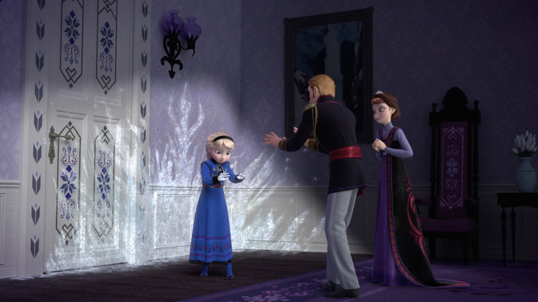 Young Elsa with parents in room