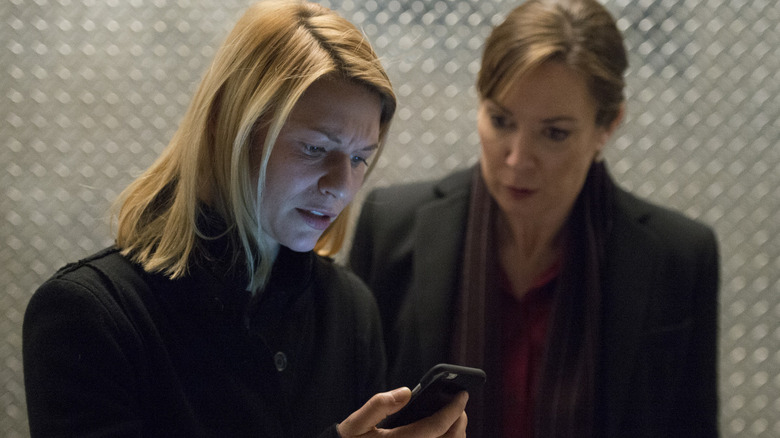 Carrie Mathison Elizabeth Keane looking phone