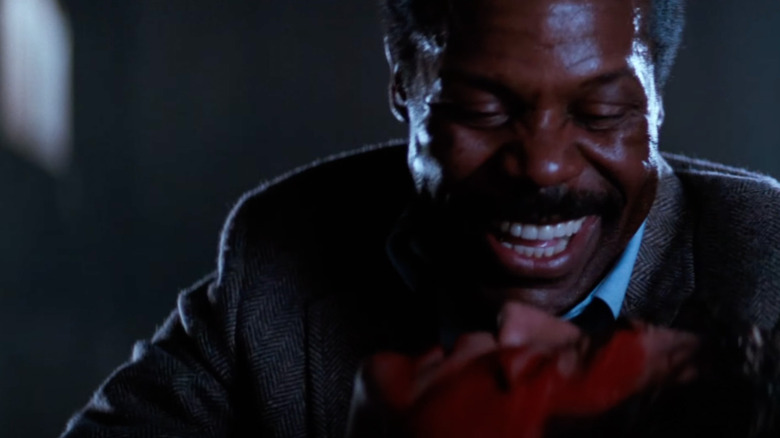 Murtaugh holds a wounded Riggs