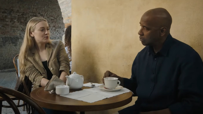 Dakota Fanning getting coffee with Denzel Washington