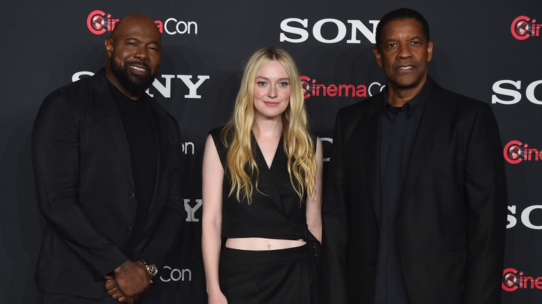 Dakota Fanning posing with Antoine Fuqua and Denzel Washington