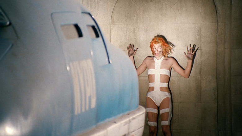 Leeloo raises her hands for the police 