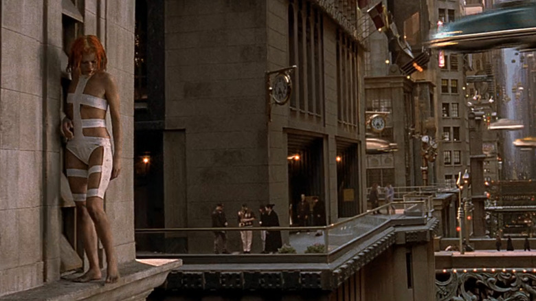 Leeloo walks along the edge of a skyscraper 