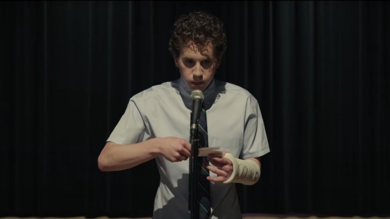 Evan Hansen broken arm speaking into microphone