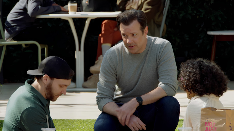 Jason Sudeikis talking to man