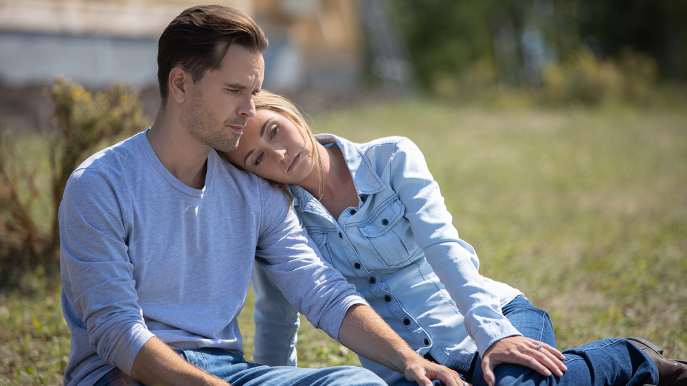 Graham Wardle and Amber Marshall cuddle on Heartland