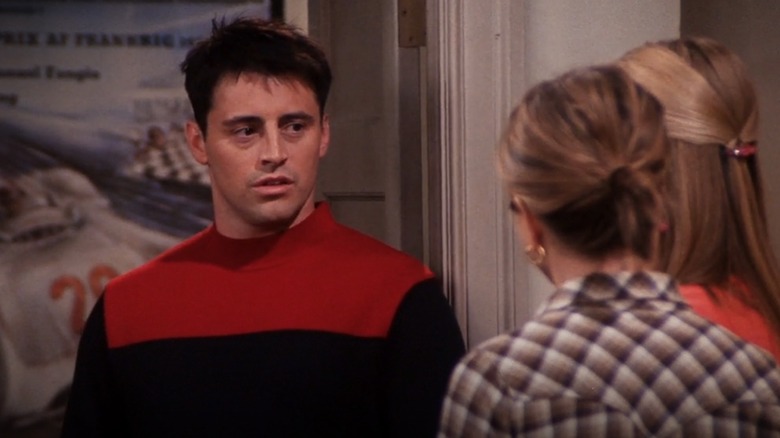 Joey talks to Rachel and Phoebe