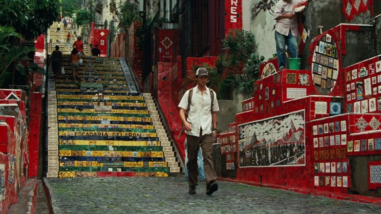 Bruce Banner walking through Rio de Janeiro