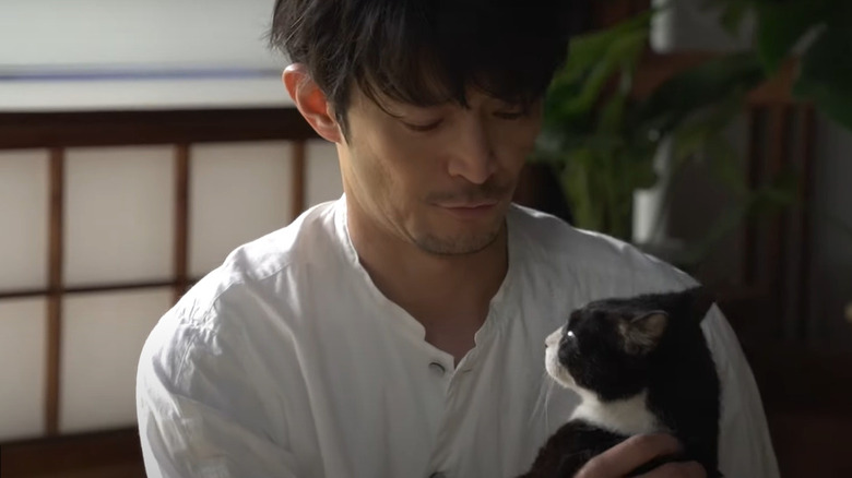 ﻿Kenjiro Tsuda holding cat