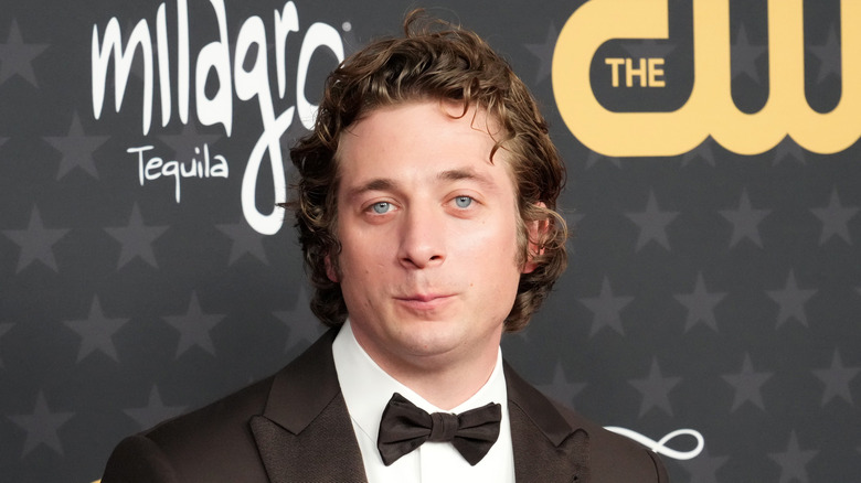 Jeremy Allen White smirks