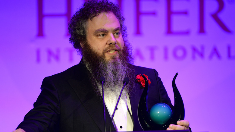 Patrick Rothfuss holding an award