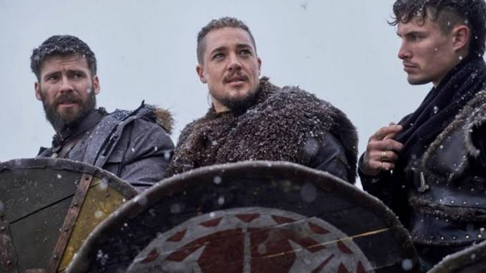 Alexander Dreymon as Uhtred leading Finan (Mark Rowley) and Sihtric (Arnas Fedaravicius) on The Last Kingdom 