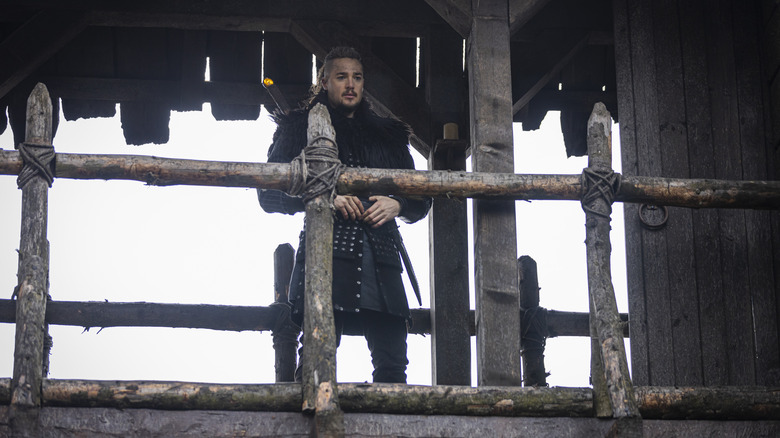 Uhtred standing on wooden platform