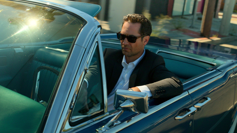 Manuel Garcia-Rulfo in car The Lincoln Lawyer