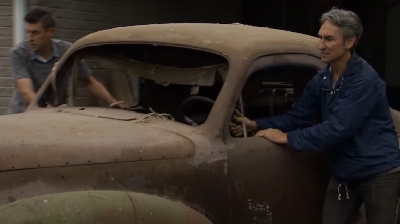 Mike Wolfe and a seller pushing a car