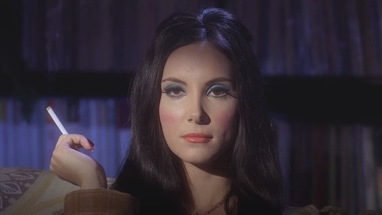 Love Witch, smoking