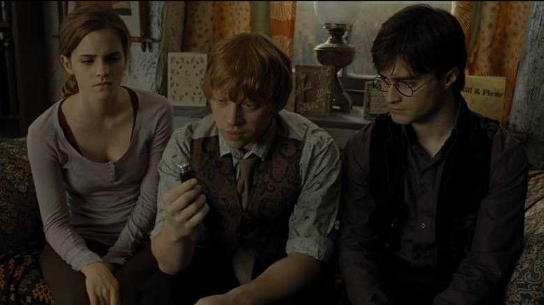 Hermione, Ron and Harry looking at the deluminator