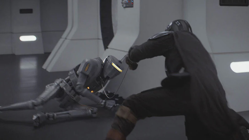 Djarin fights New Republic security droid